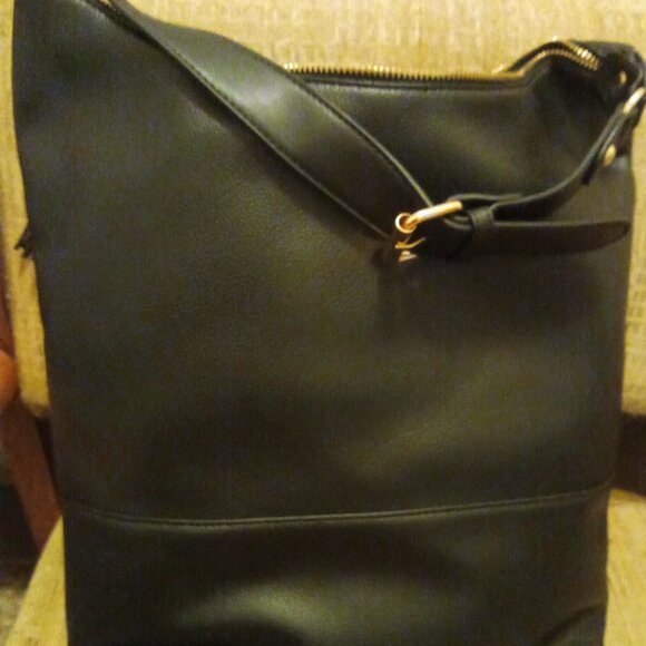 🎀HOST PICK🎀      Adrianne Vittadini Hobo Croossbody /Tassel Handbag - NWT - Picture 3 of 4